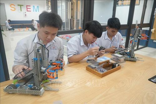 Học sinh Trường THPT Chuyên Lam Sơn hào hứng tham gia lắp ráp robot và lập trình robot di chuyển tại phòng STEM của nhà trường.