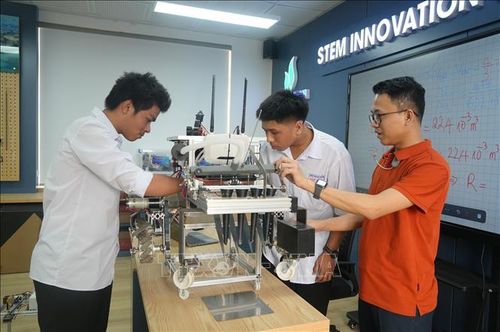 Học sinh Trường THPT Hàm Rồng trực tiếp tham gia các hoạt động như lập trình robot, mô phỏng 3D, thiết kế sản phẩm và thực hành thí nghiệm tại phòng học STEM của nhà trường.