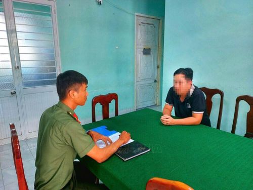Công an xã Hòa Hưng (tỉnh An Giang) xử phạt một trường hợp đăng tải thông tin sai sự thật về lực lượng Công an.