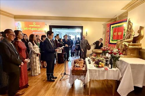 Đại sứ Việt Nam tại Canada Phạm Vinh Quang báo cáo thành tích của cán bộ, công nhân viên các cơ quan đại diện Việt Nam tại Canada, vinh danh những đóng góp của cộng đồng người Việt đối với quê hương đất nước.