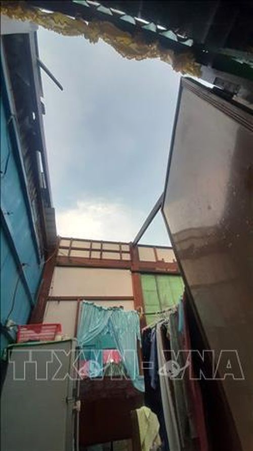 Trận giông lốc làm nhà của người dân ở ấp Nhứt, xã An Long (tỉnh Đồng Tháp) bị tốc mái. Ảnh: TTXVN phát