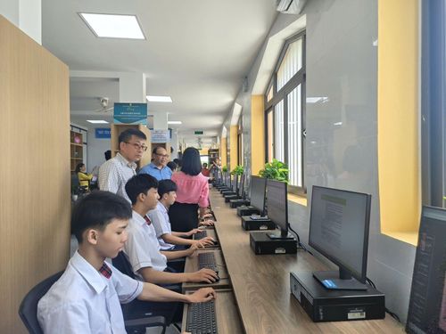 Tại thư viện thông minh của trường THPT Nguyễn Chí Thanh các em học sinh có thể sử dụng tìm kiếm và đọc sách giáo khoa của NXBGDVN được cập nhật trên nền tảng thư viện trường. Ảnh: HT