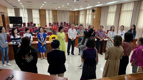 Một buổi tập huấn bồi dưỡng, nâng cao năng lực dạy học tiếng Việt cho giáo viên do giảng viên của NXBGDVN thực hiện. Ảnh: NXB