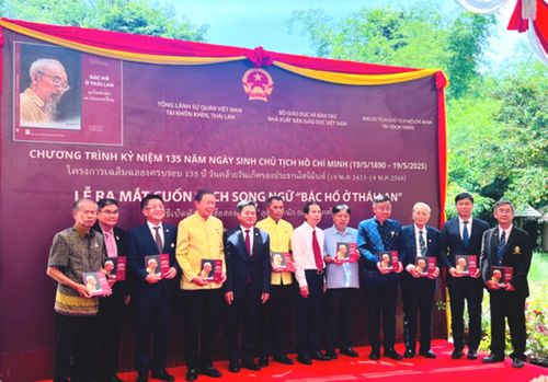 Lễ ra mắt cuốn sách song ngữ “Bác Hồ ở Thái Lan”. Ảnh: NXB
