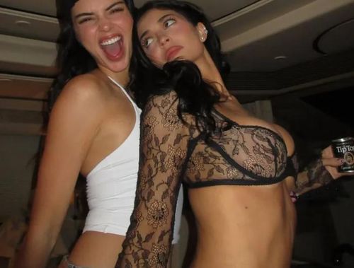 Kendall Jenner cùng em gái Kylie Jenner tại lễ hội Coachella. Ảnh: IGNV