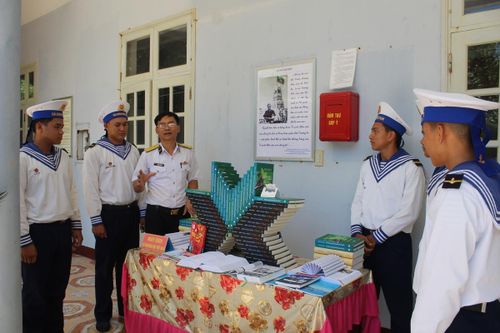 Cán bộ, chiến sĩ đảo Sơn Ca bên mô hình sách và những cuốn sách hay.