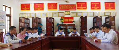 Giữa biển trời mênh mông, những trang sách vẫn được cán bộ, chiến sĩ và nhân dân ở đảo xa mở ra mỗi ngày.
