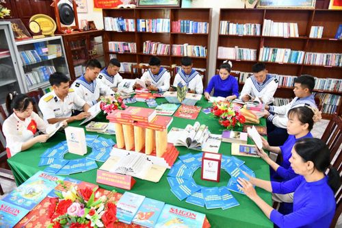 Những tủ sách trên đảo phục vụ nhu cầu đọc đa dạng của cán bộ, chiến sĩ và người dân.