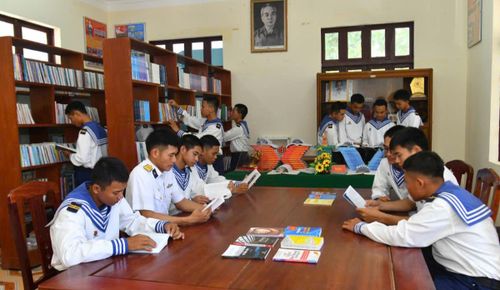 Những cuốn sách về lịch sử, về biển đảo, về truyền thống dân tộc giúp mỗi người thêm hiểu, thêm yêu và thêm tự hào về Tổ quốc.