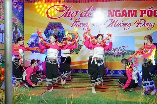 Các tiết mục văn nghệ tại chợ đêm Ngàm Pốc thu hút đông đảo khách du lịch đến thưởng thức, trải nghiệm.