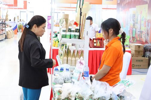 Khách hàng tham quan sản phẩm tại triển lãm "Made in Da Nang". Ảnh: MAI QUẾ