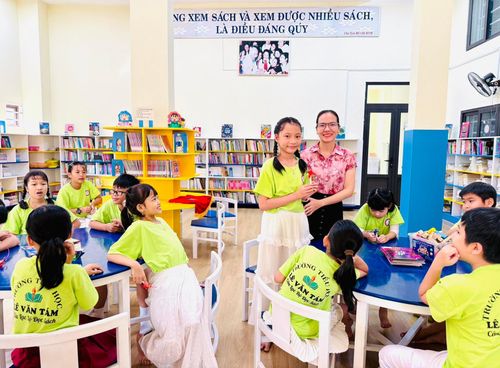 Học sinh đọc sách tại Thư viện Đà Nẵng. Ảnh: TVDN