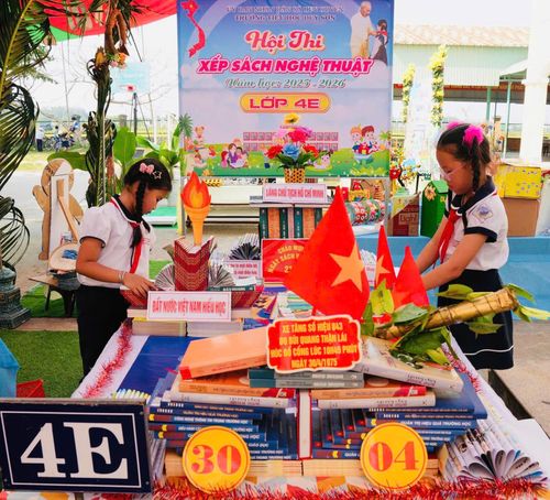 Mỗi mô hình xếp sách là câu chuyện về tinh thần yêu nước. Ảnh: T.S