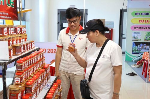 Đại diện Công ty CP Tập đoàn Tâm Legend giới thiệu sản phẩm Dulius tới khách hàng. Ảnh: MINH LÊ