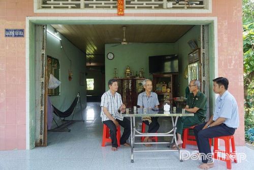 Ông Lê Văn Lợi (thứ hai từ trái sang) cùng các cựu chiến binh ôn lại những bài học xương máu và tinh thần quả cảm trong trận Xẻo Lò năm xưa.