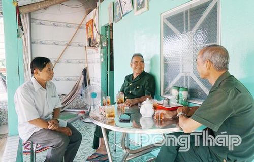 Ông Trần Văn Tám (giữa) kể về mũi tiến công quyết định trong ngày 30-4-1975 lịch sử.