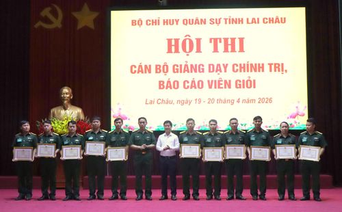 Lãnh đạo Ban Tuyên giáo và Dân vận Tỉnh ủy, Bộ CHQS tỉnh trao giải cho các thí sinh.