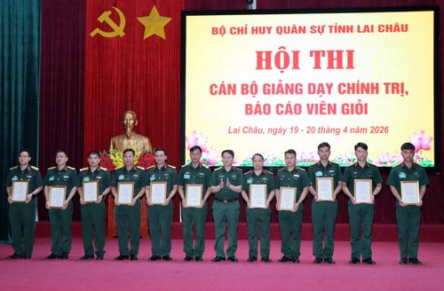 Đại diện lãnh đạo Phòng Hậu cần trao giấy chứng nhận cho các thí sinh tham gia hội thi.
