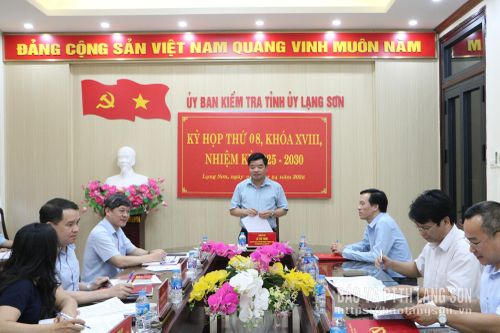 Lãnh đạo Ủy ban Kiểm tra Tỉnh ủy phát biểu tại kỳ họp