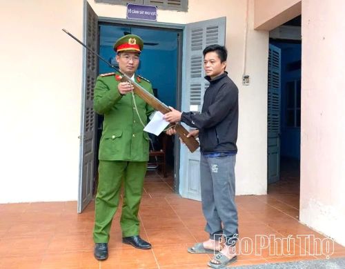 Công an xã Yên Phú vận động thu hồi súng tự chế trong dân.