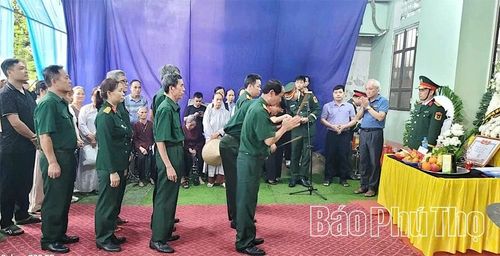 Chi hội Hỗ trợ gia đình liệt sĩ Cẩm Khê dâng hương, hoa tưởng niệm liệt sĩ Hoàng Xuân Nghĩa.