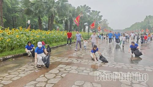 Đoàn viên thanh niên tham gia thu gom rác thải tại Khu di tích lịch sử Đền Hùng trong dịp Giỗ Tổ Hùng Vương năm 2026.