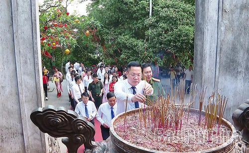 Lãnh đạo phường Việt Trì thành kính dâng hương, tri ân công đức các Vua Hùng tại Đền Thượng.