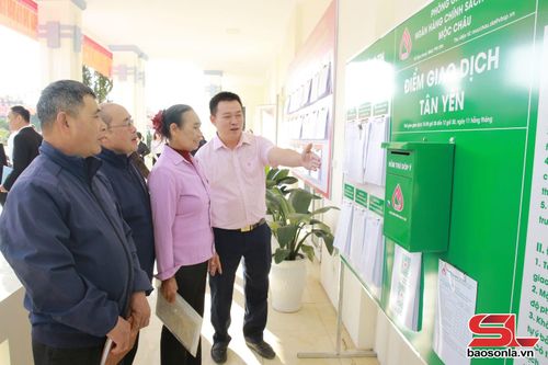 Cán bộ Phòng Giao dịch Ngân hàng Chính sách xã hội Mộc Châu giới thiệu tới người dân các thông tin chính sách tín dụng.