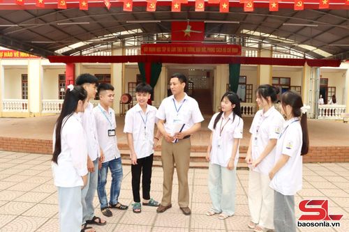Giáo viên Trường THPT Gia Phù, xã Gia Phù tuyên truyền, định hướng nghề nghiệp cho học sinh.