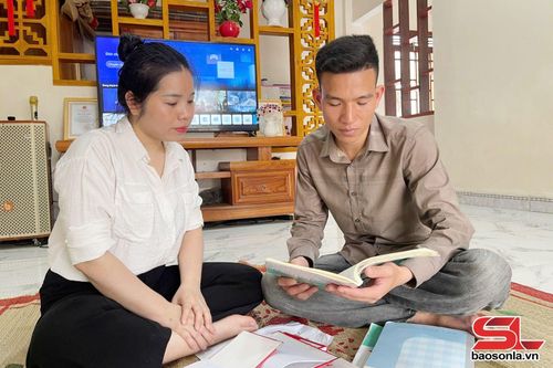 Chị Sa Thị Dung, bản Xa, xã Gia Phù học tiếng Nhật chuẩn bị đi lao động xuất khẩu.