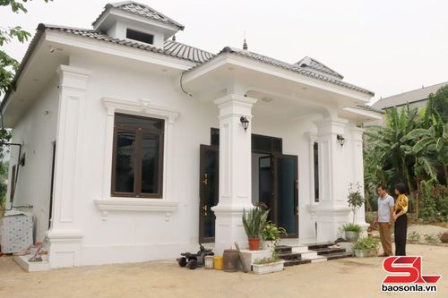 Nhờ thu nhập từ đi xuất khẩu lao động, gia đình ông Lộc Văn Toàn, bản Bùa Thượng 1, xã Gia Phù xây dựng nhà ở khang trang.