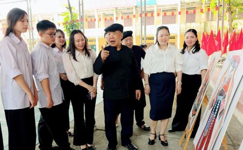 Tham quan tranh vẽ trang phục dân tộc truyền thống của các dân tộc do học sinh thực hiện.
