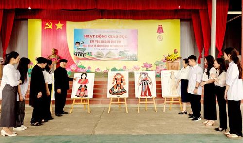 Tranh vẽ trang phục dân tộc truyền thống được trưng bày, giới thiệu tại hoạt động.