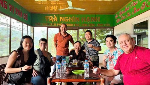 Du khách nước ngoài trải nghiệm sống cùng nông dân Thái Nguyên (ảnh chụp tại gia đình ông Lên Quang Nghìn, xóm Hồng Thái 2, xã Tân Cương).