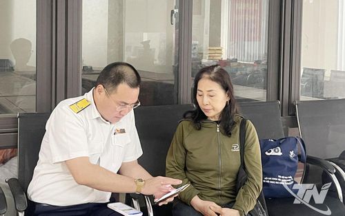 Cán bộ ngành Thuế Thái Nguyên hướng dẫn người dân cài đặt và sử dụng ứng dụng eTax Mobile.