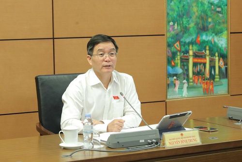 UVTW Đảng, Bí thư Thành ủy, Trưởng đoàn ĐBQH TP. Huế Nguyễn Đình Trung phát biểu tại phiên thảo luận. Ảnh: Đoàn ĐBQH thành phố cung cấp