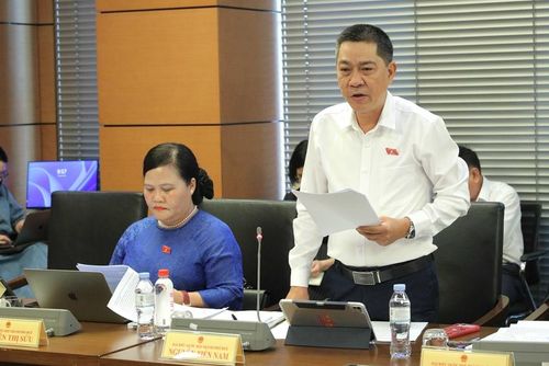 Đại biểu Nguyễn Tiến Nam, Phó Chủ tịch Ủy ban MTTQ Việt Nam TP. Huế tham gia thảo luận dự thảo nghị quyết thí điểm chế định luật sư công. Ảnh: Đoàn ĐBQH thành phố cung cấp