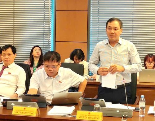 Đại biểu Nguyễn Tiến Hùng, Viện trưởng Viện kiểm sát Nhân dân TP. Huế bày tỏ thống nhất với sự cần thiết ban hành nghị quyết thí điểm chế định luật sư công. Ảnh: Đoàn ĐBQH thành phố cung cấp