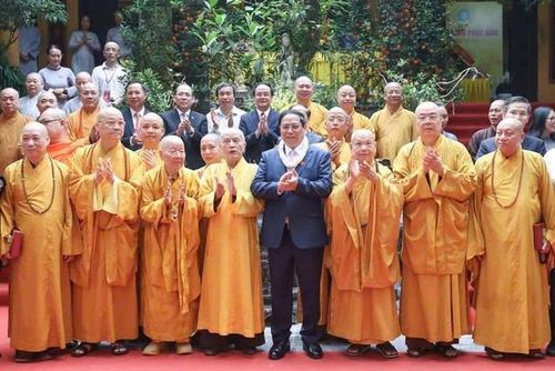 Trưởng lão Hòa thượng Thích Thanh Dục (thứ ba từ trái sang) cùng chư vị giáo phẩm Hội đồng Chứng minh, Hội đồng Trị sự đón tiếp Thủ tướng Phạm Minh Chính đến chùa Quán Sứ - trụ sở Trung ương Giáo hội chúc mừng Đại lễ Phật đản Phật lịch 2568 - Dương lịch 2024