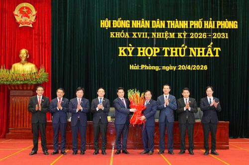 Đồng chí Bí thư Thành ủy, Trưởng Đoàn Đại biểu Quốc hội thành phố Lê Ngọc Châu tặng hoa chúc mừng các đồng chí lãnh đạo chủ chốt của HĐND thành phố nhiệm kỳ 2026 - 2031.(Ảnh: Báo và phát thanh, truyền hình HP)