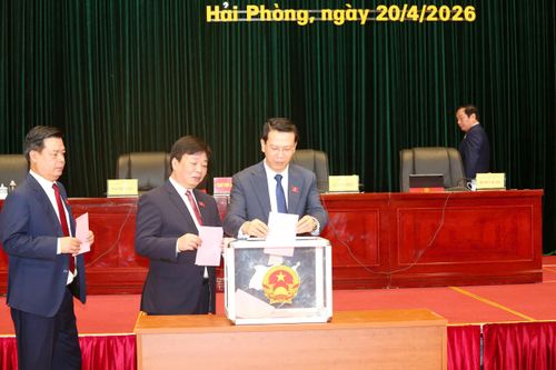 Các đại biểu bỏ phiếu bầu cử các chức danh lãnh đạo chủ chốt của HĐND thành phố nhiệm kỳ 2026 - 2031.(Ảnh: Báo và phát thanh, truyền hình HP )