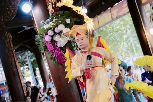 Đồng thầy Dương Đức Hùng thực hành giá Chầu Bát trong Chương trình Giao lưu thực hành Tín ngưỡng thờ Mẫu tại đền Bảo Hà năm 2025