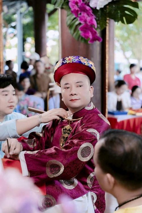 Đồng thầy Dương Đức Hùng thực hành giá Quan Hoàng Bảy trong Chương trình Giao lưu thực hành Tín ngưỡng thờ Mẫu tại đền Bảo Hà năm 2025
