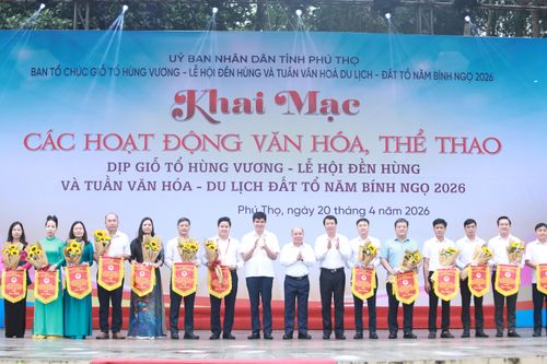 Lãnh đạo tỉnh Phú Thọ tặng cờ lưu niệm cho đại diện các cụm xã, phường tham gia