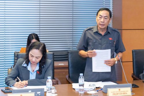 ĐBQH Phạm Văn Hòa (Đồng Tháp) phát biểu. Ảnh: Mạnh Hưng