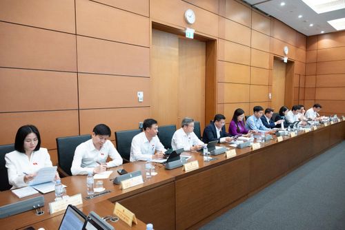 Các ĐBQH tỉnh Thanh Hóa tham gia thảo luận tổ. Ảnh: Phạm Thắng