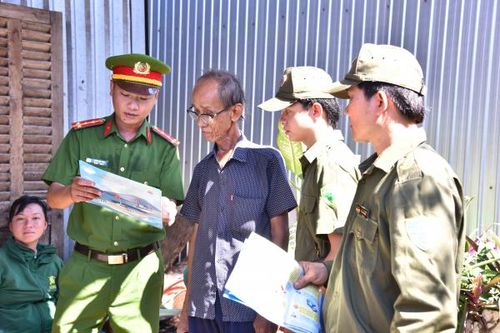 Công an cơ sở ở Cà Mau phát tờ rơi tuyên truyền các quy định của pháp luật về phòng chống khai thác thủy sản trái phép cho người dân. 