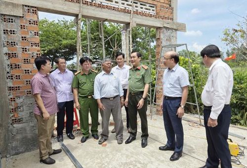 Đại tá Hồ Việt Triều, Giám đốc Công an Cà Mau khảo sát, kiểm tra tiến độ xây dựng nhà tại hộ ông Lý Huỳnh. 