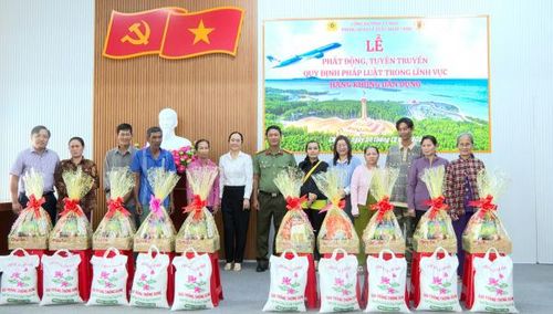 Công an các cấp trên địa bàn tỉnh thường xuyên tổ chức tuyên truyền pháp luật, trao tặng quà người dân có hoàn cảnh khó khăn. 