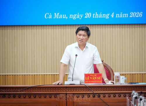 Phó Chủ tịch UBND tỉnh Lê Văn Sử phát biểu tại buổi họp báo.